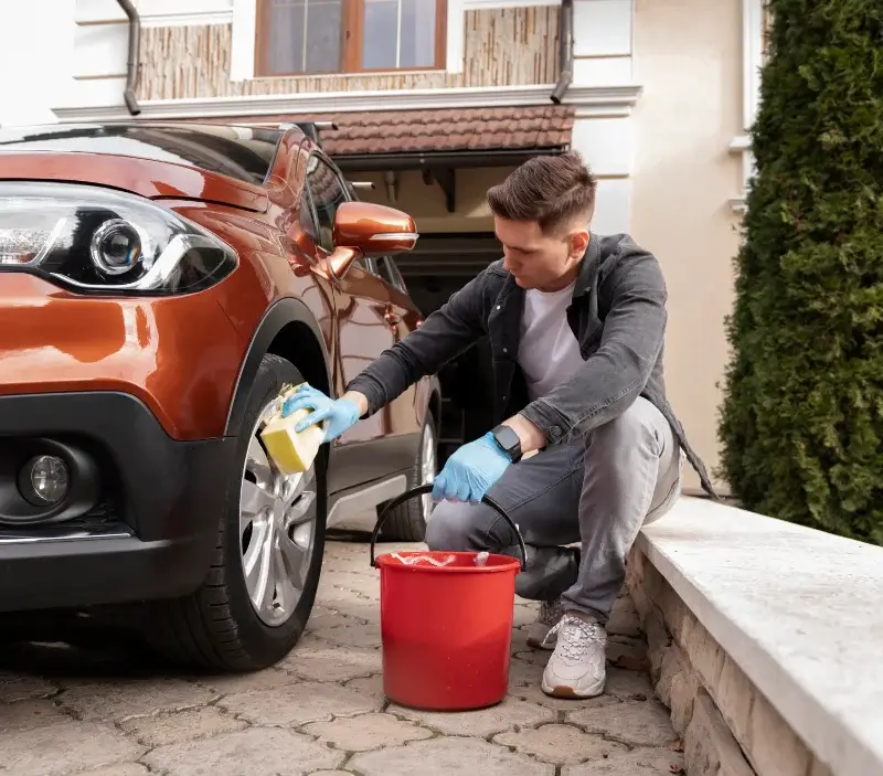 Lavage auto à domicile Thiverval-Grignon : professionnel intervenant sur un véhicule